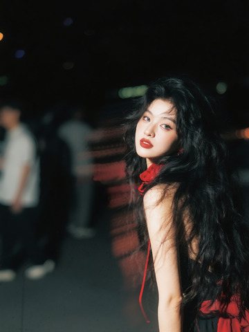 抓拍曼妙时尚美女秀发5