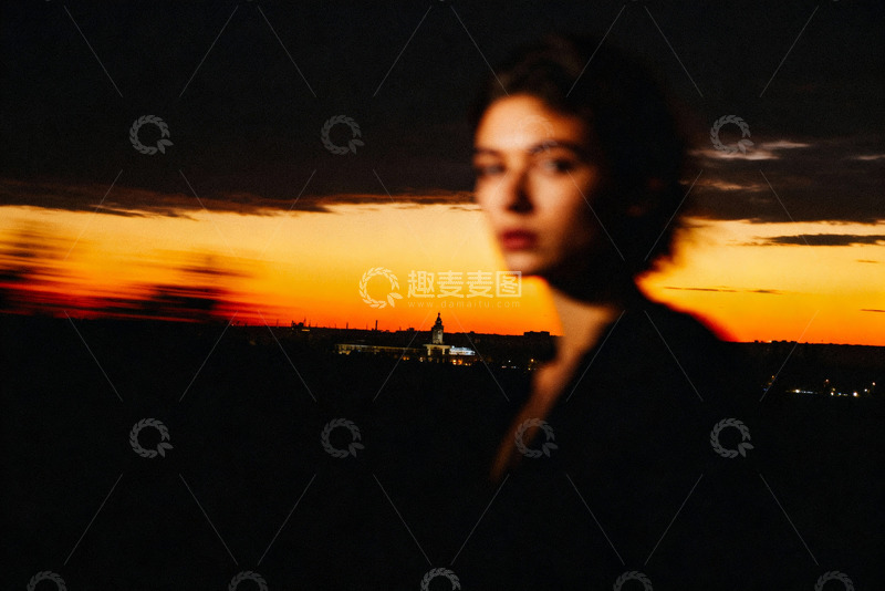 高清大图下载【趣麦麦图】近景人像与远处场景重叠7
