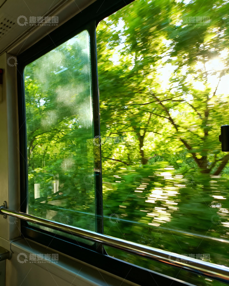 高清大图下载【趣麦麦图】公交车窗外树木残影4