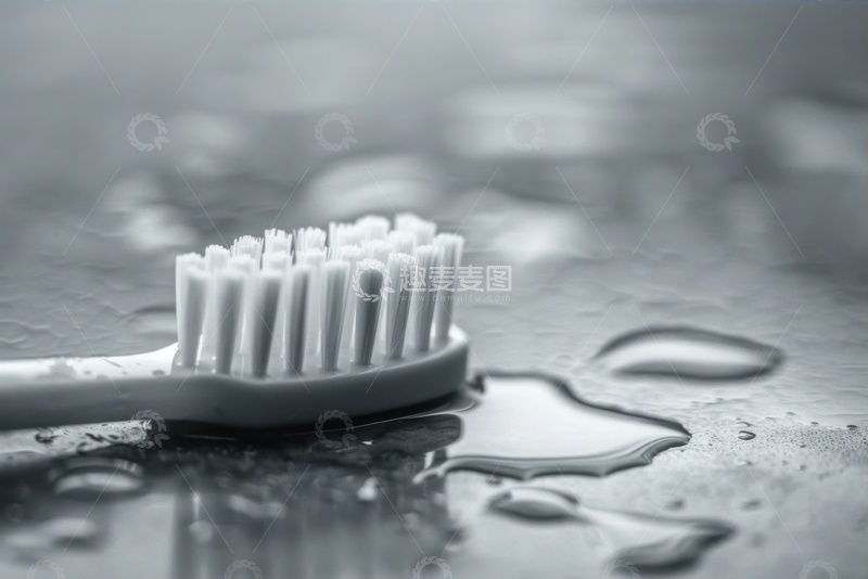 高清大图下载【趣麦麦图】桌面上的一只牙刷