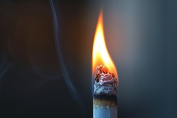 燃烧的一只香柱