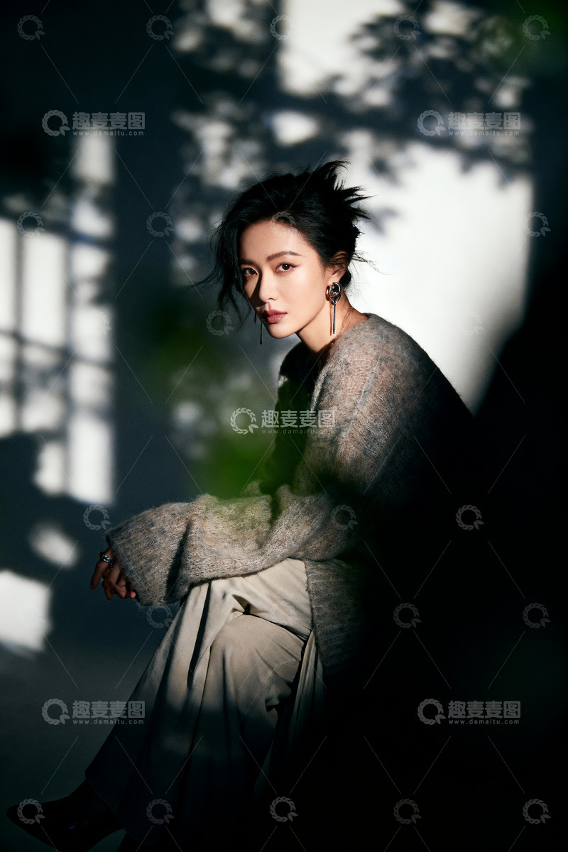 高清大图下载【趣麦麦图】阳光透过窗户洒在美女身上3