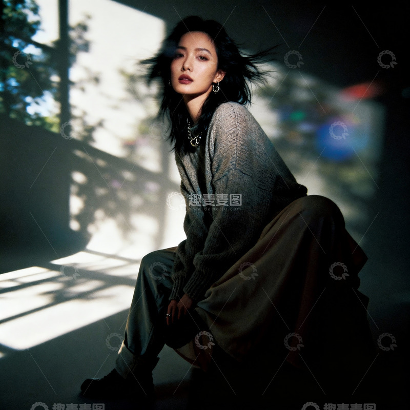 高清大图下载【趣麦麦图】阳光透过窗户洒在美女身上5