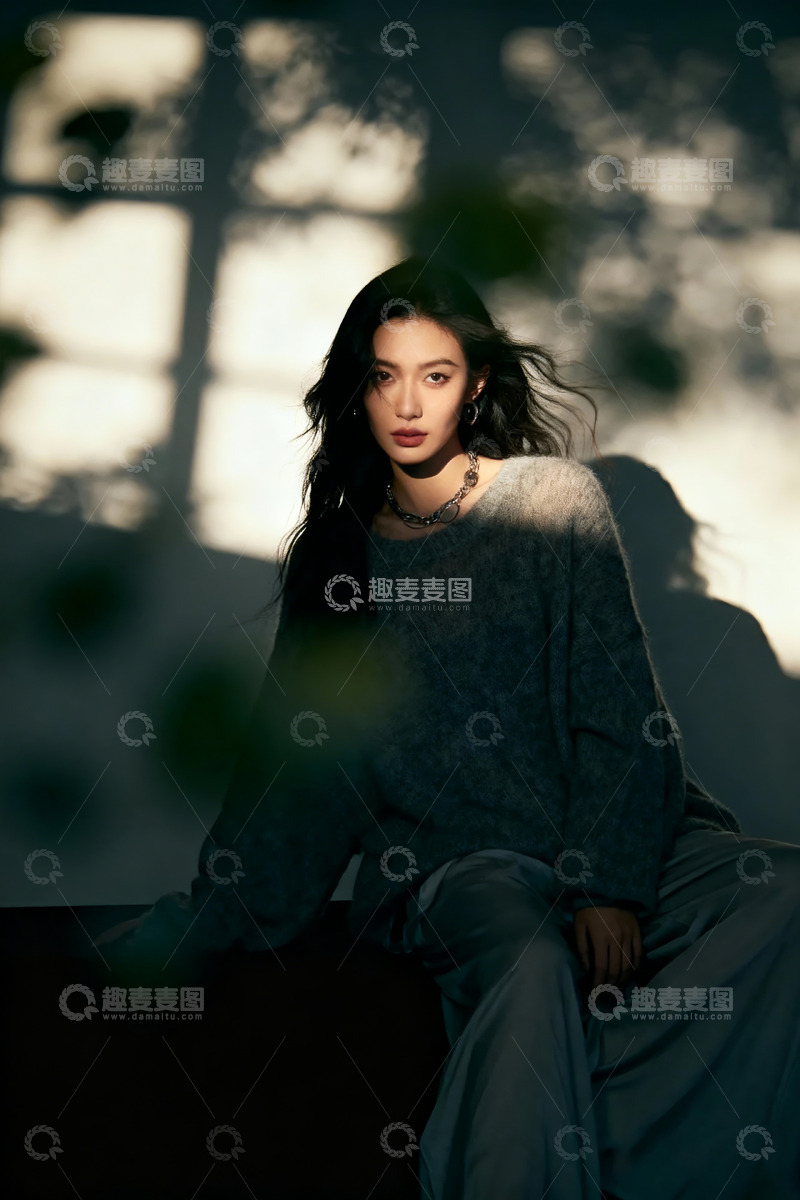 高清大图下载【趣麦麦图】阳光透过窗户洒在美女身上10