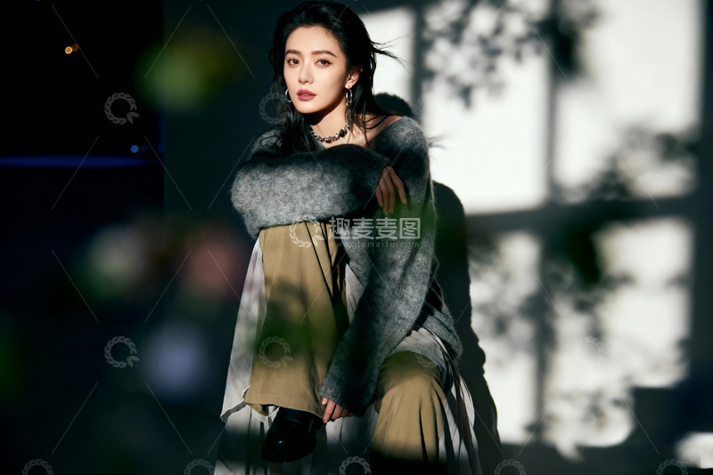 高清大图下载【趣麦麦图】阳光透过窗户洒在美女身上2