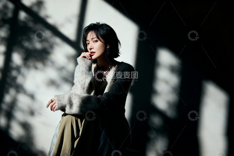 高清大图下载【趣麦麦图】阳光透过窗户洒在美女身上8