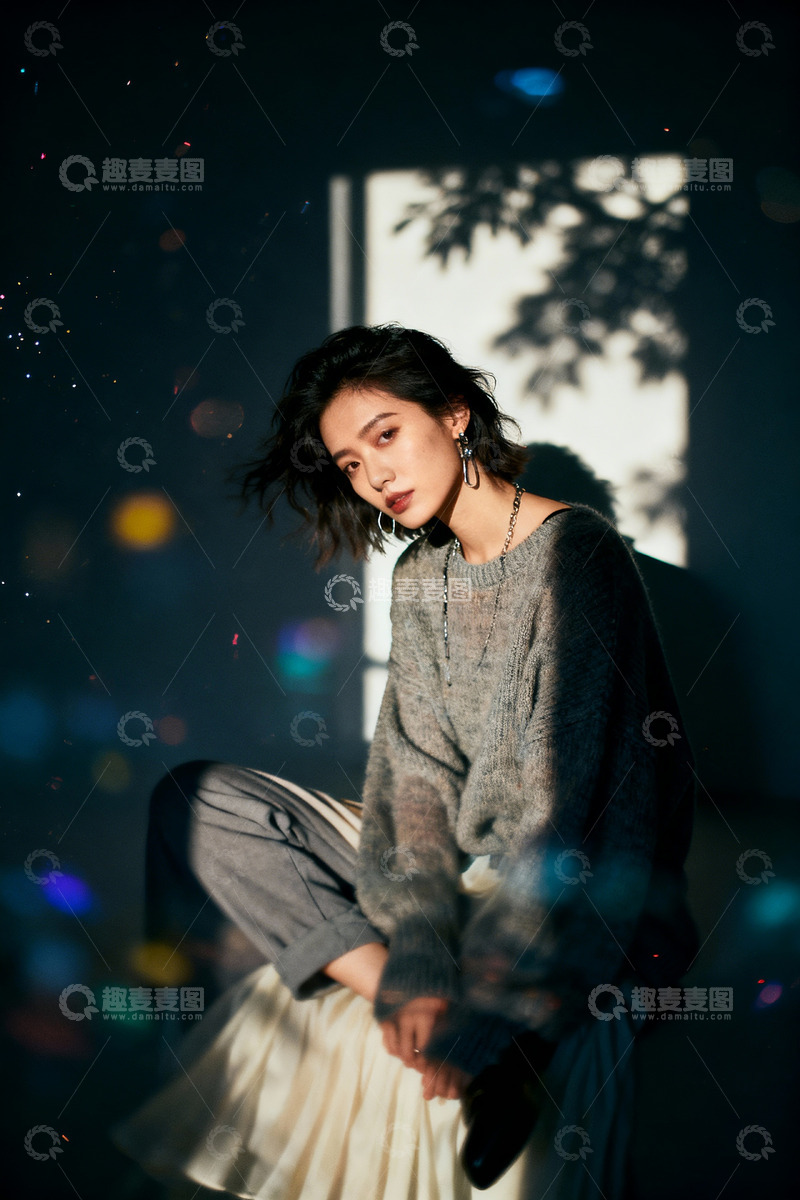 高清大图下载【趣麦麦图】阳光透过窗户洒在美女身上1