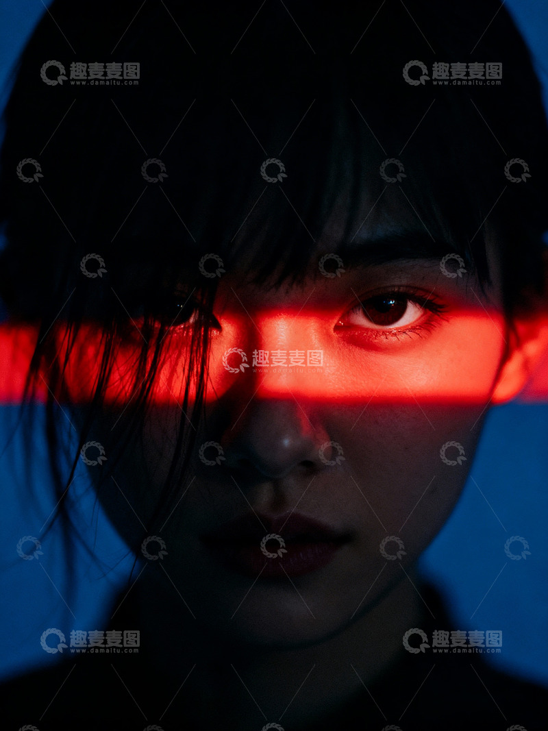 高清大图下载【趣麦麦图】水平红光带照亮美女的眼睛和鼻梁