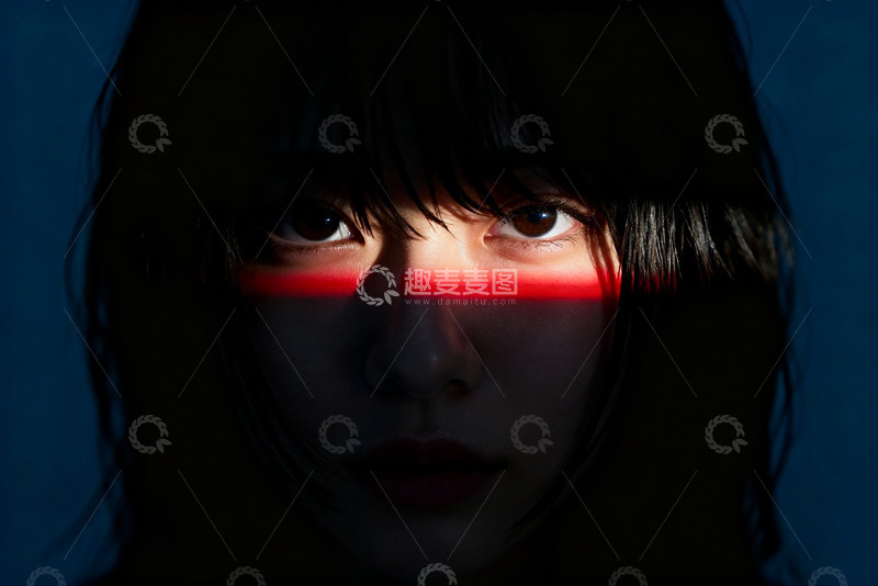 高清大图下载【趣麦麦图】水平红光带照亮美女的眼睛和鼻梁1