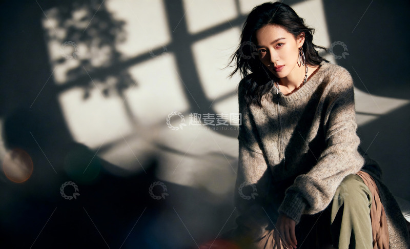 高清大图下载【趣麦麦图】阳光透过窗户洒在美女身上4