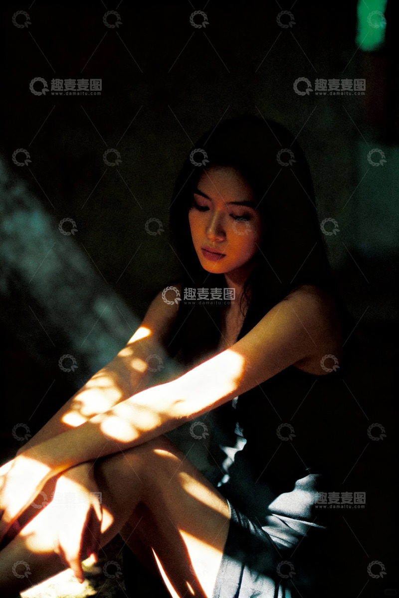 高清大图下载【趣麦麦图】女子沉思情绪化生活场景7