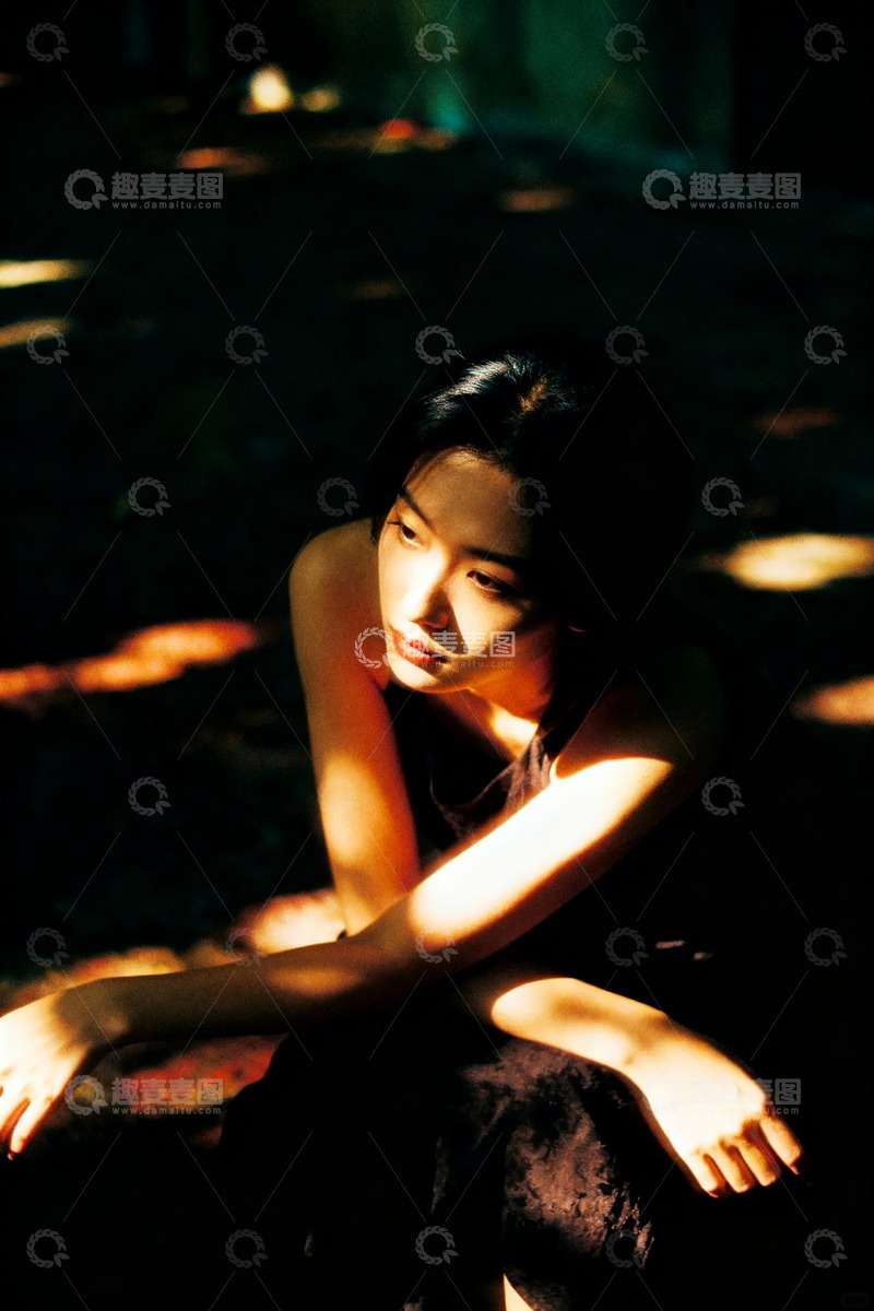 高清大图下载【趣麦麦图】女子沉思情绪化生活场景4