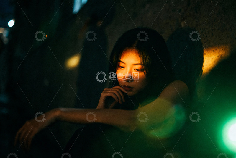 高清大图下载【趣麦麦图】女子沉思情绪化生活场景1