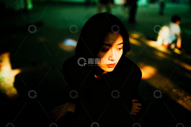 高清大图下载【趣麦麦图】女子沉思情绪化生活场景3