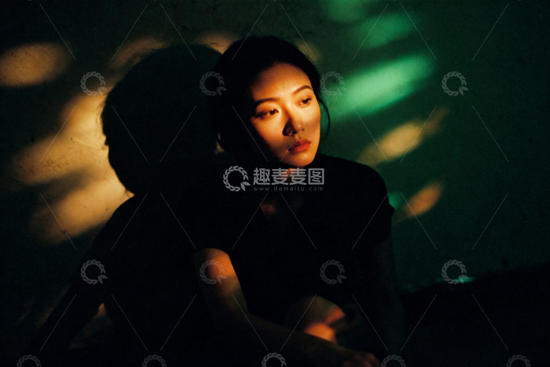 高清大图下载【趣麦麦图】女子沉思情绪化生活场景