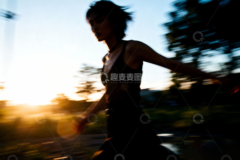 高清大图下载【趣麦麦图】情景氛围感人像摄影前卫艺术4