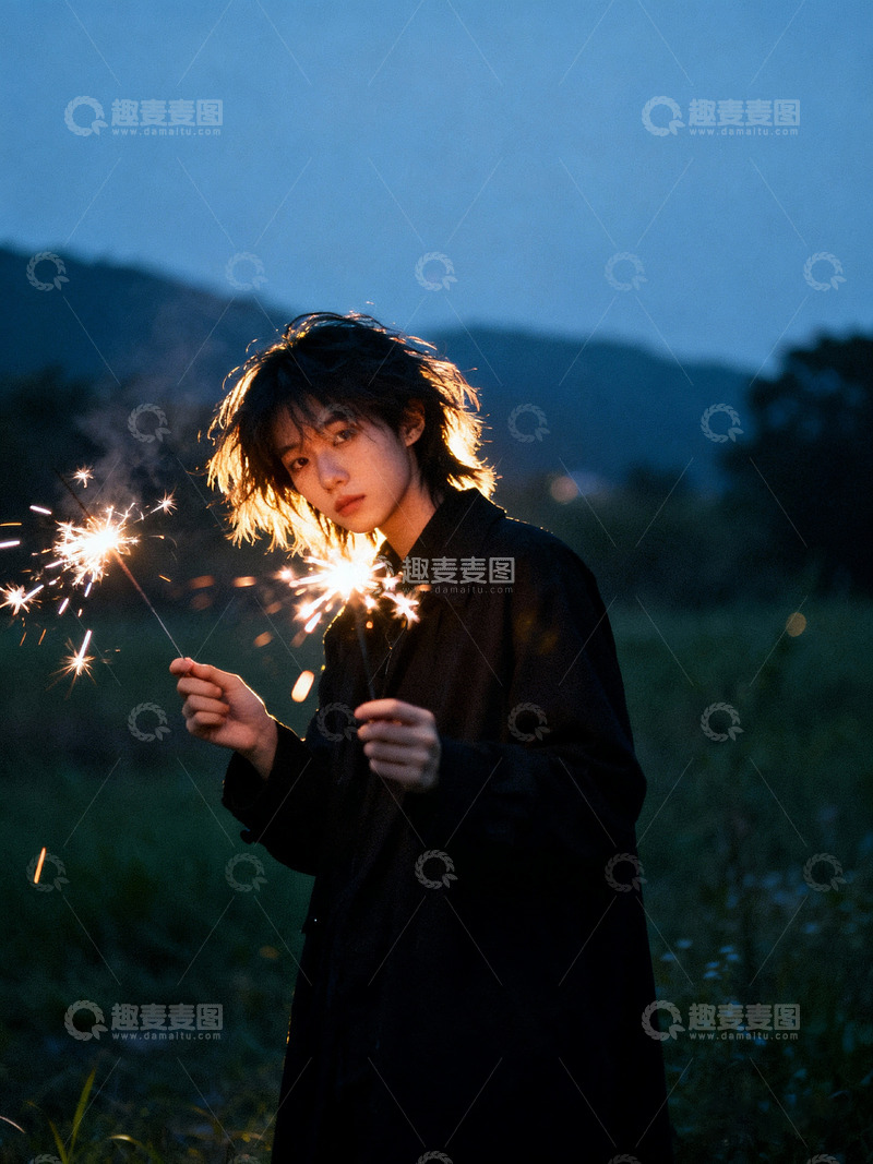 高清大图下载【趣麦麦图】帅酷女孩仙女棒烟火2