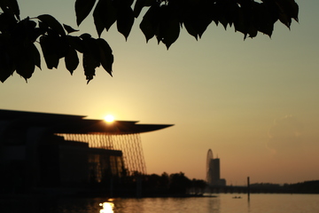 落日余晖现代建筑剪影