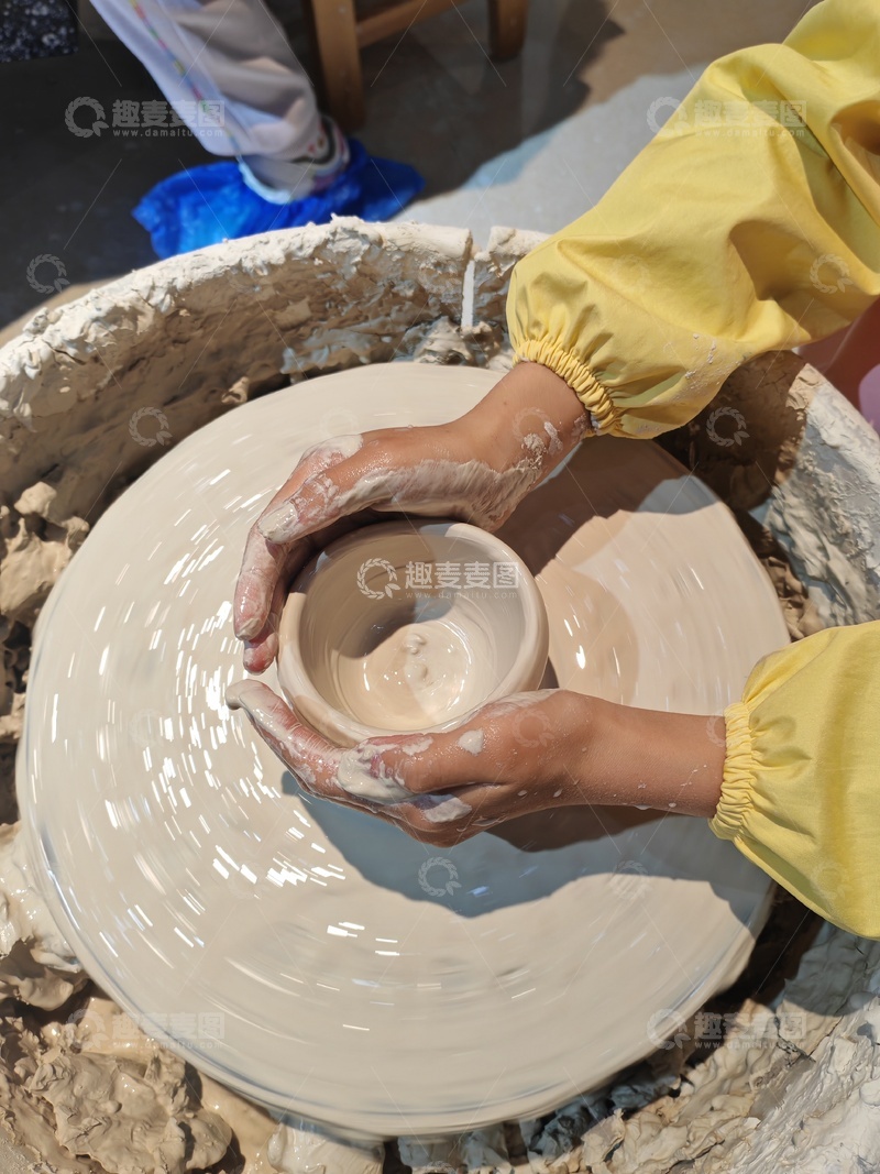高清大图下载【趣麦麦图】陶艺制作手工技艺陶轮粘土成型