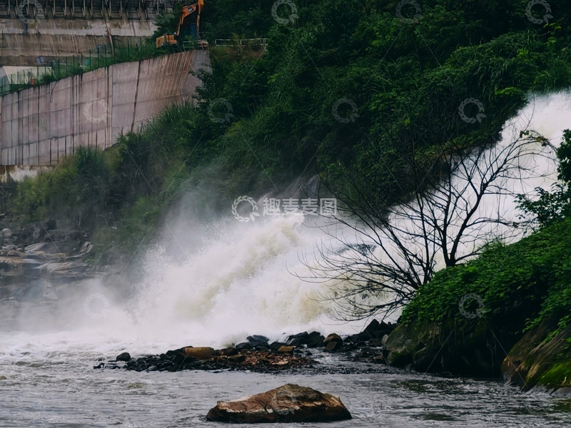 高清大图下载【趣麦麦图】大坝泄洪激流奔涌