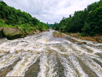 山间溪流奔腾景观自然风光摄影