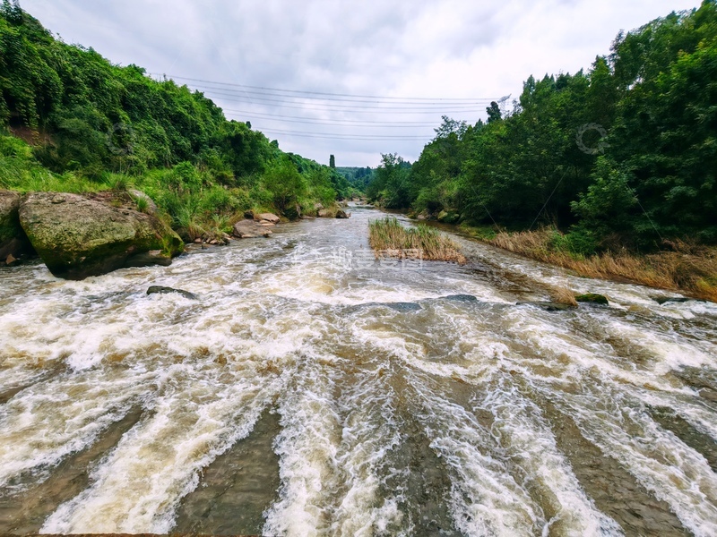 高清大图下载【趣麦麦图】山间溪流奔腾景观自然风光摄影