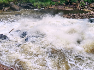 湍急河流自然风光摄影图