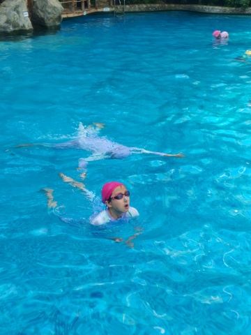 夏日泳池嬉戏儿童游玩