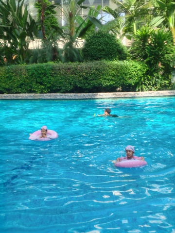 夏日泳池嬉戏风光摄影图