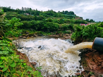 工业排污河流景观
