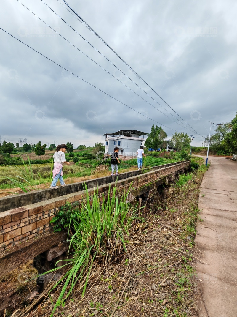 高清大图下载【趣麦麦图】乡村桥边行走的人们