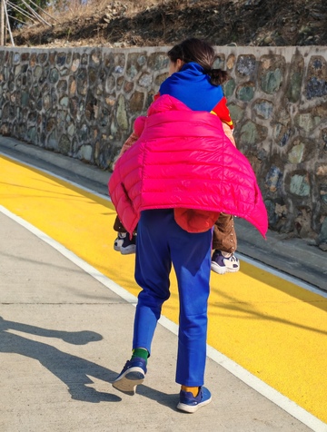 冬日街头亲情背影