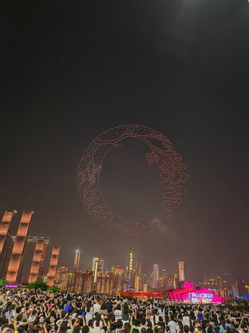 城市夜空无人机表演