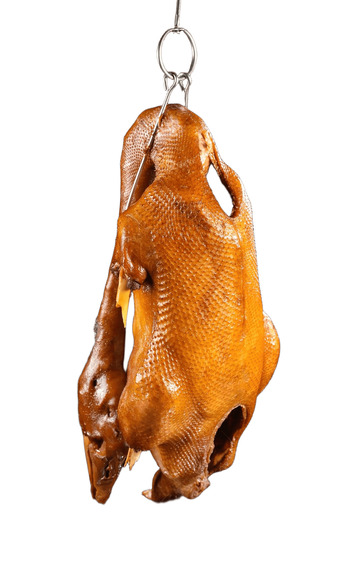 挂烤全鹅美食摄影图