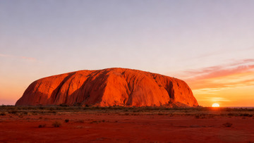 夕阳下的红色巨石