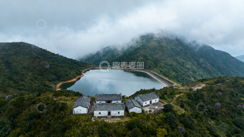 高清大图下载【趣麦麦图】云雾山间古村湖泊风光