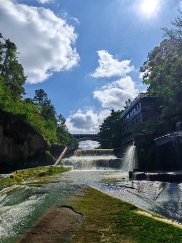 山水画卷瀑布桥梁风光