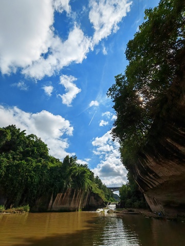 蓝天碧水峡谷风光