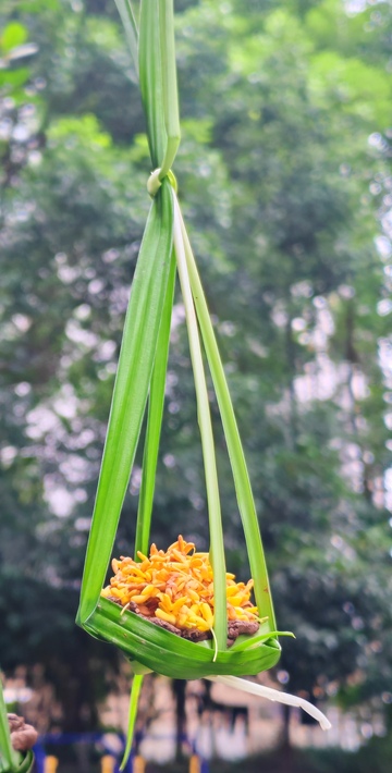 绿色叶子编织挂饰鲜花