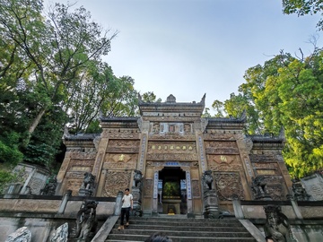 古风寺庙石门建筑