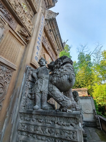 古石雕狮子与人物像