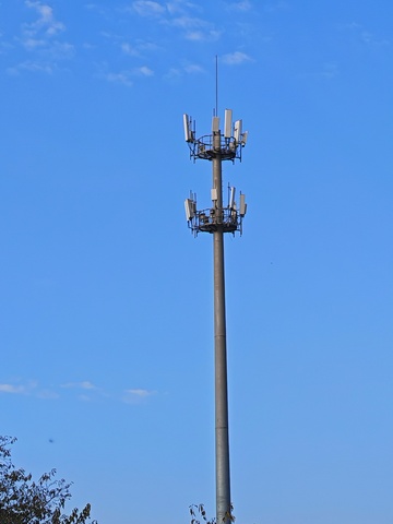 蓝天白云和电塔