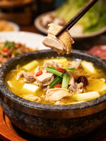 石锅鸡  滚烫 地道 