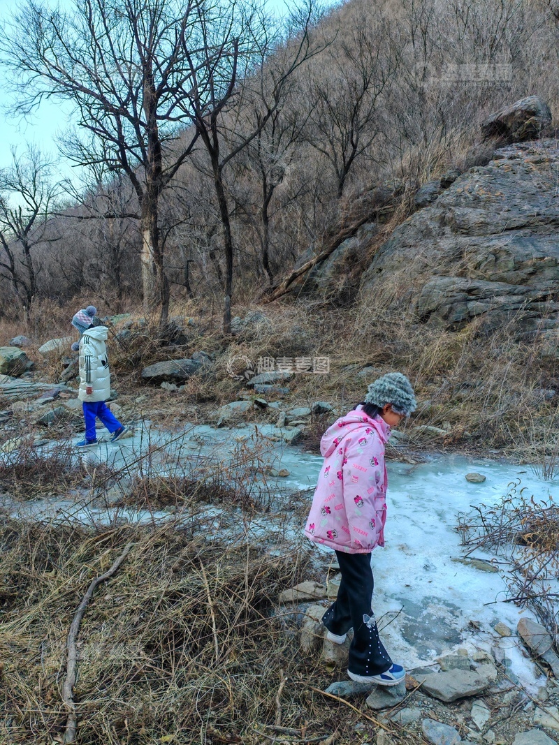 高清大图下载【趣麦麦图】-冬日山林童趣户外游玩