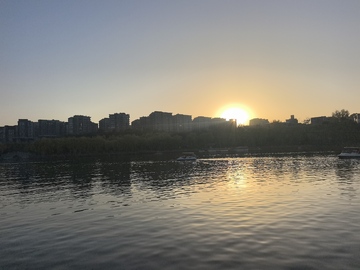 城市日落河畔风光