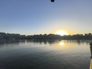 城市河畔日出美景