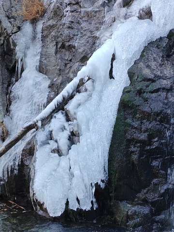 冬日山涧冰瀑景观