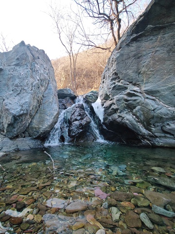 山涧小瀑清澈水