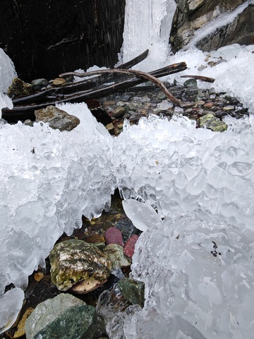 冰晶岩石冬日风景摄影