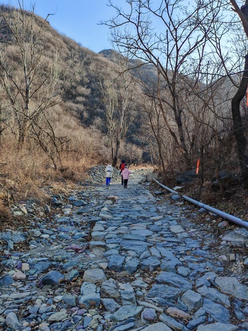 山间石板路冬日景象